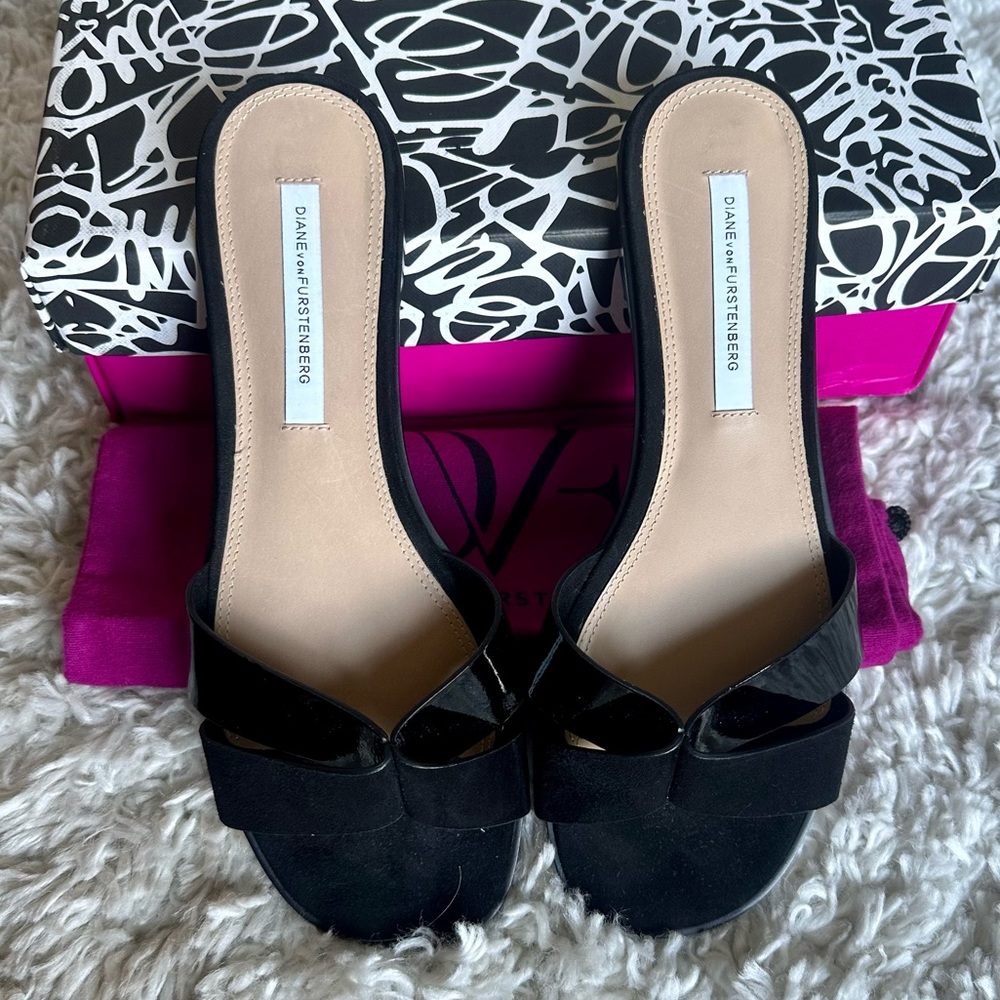 Diane Von Furstenberg Komi Black Patent and Suede Flat Slides 8.5M $250